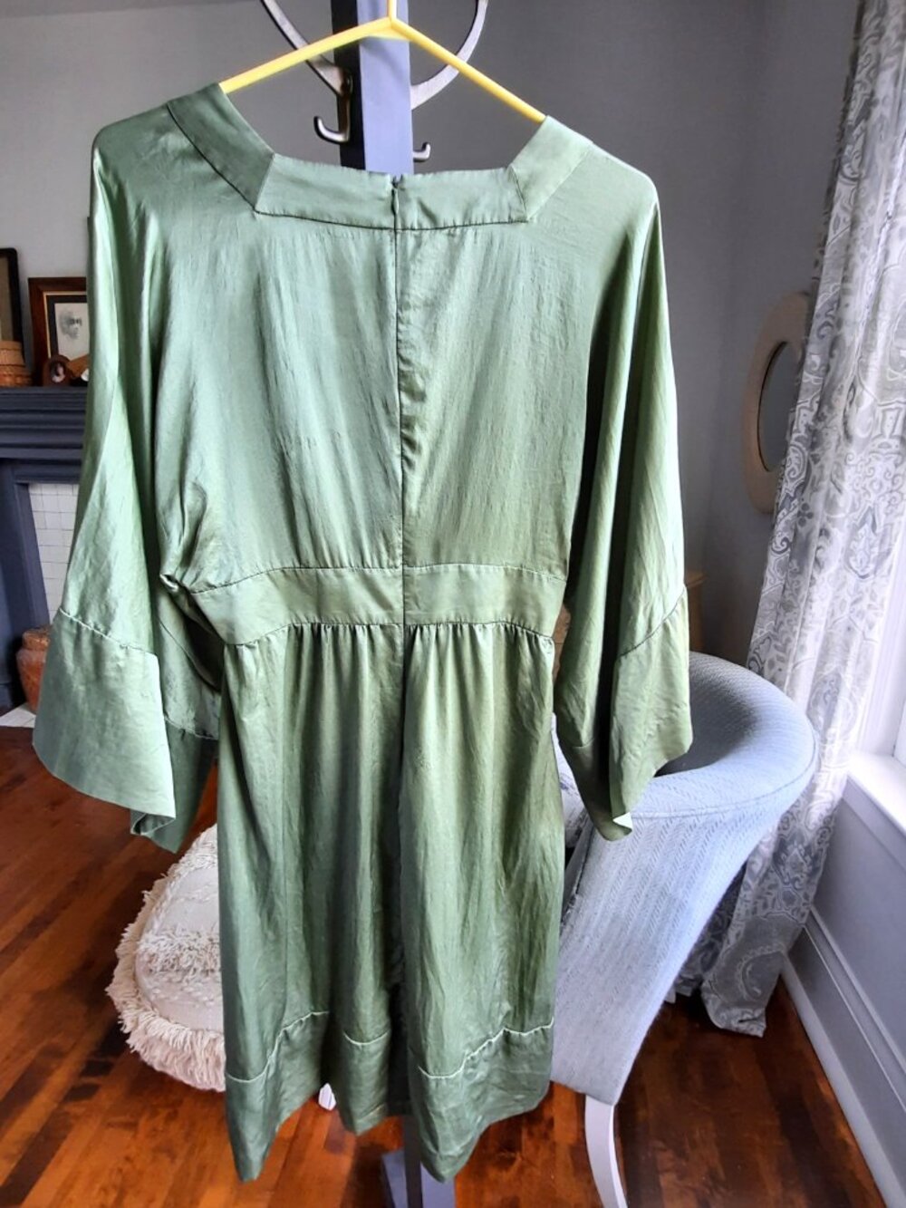Vintage Le Chateau satin dress. - Picture 5 of 7